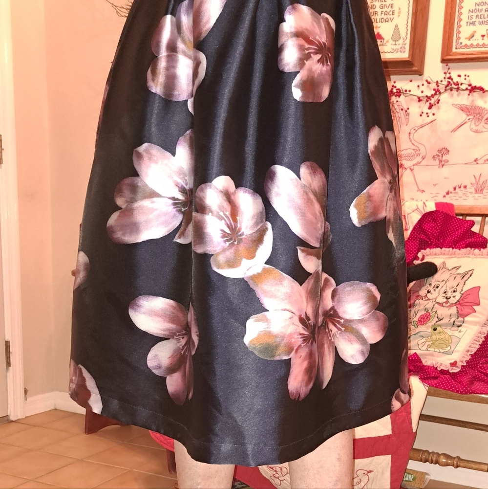 Beautiful NWOT Womens Size S skirt by Shein. Floral, full 50's style.